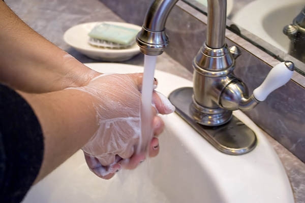 식중독, 수인성 및 식품 매개 감염병(병원성미생물 등에 오염된 물이나 식품에 의해 전파되는 감염병)은 흐르는 물에 30초 이상 손 씻기만으로도 약 50~70% 예방이 가능하며 물로만 씻는 것보다 비누를 사용한 손 씻기가 효과적으로 세균을 제거할 수 있다. [사진 : 포토애플=메디포토]