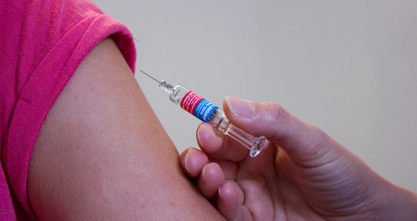 독일에서 자녀의 예방접종 여부를 입증하지 못한 부모를 보건당국에 의무적으로 신고하도록 하는 법안이 다음 주 통과될 전망이다.