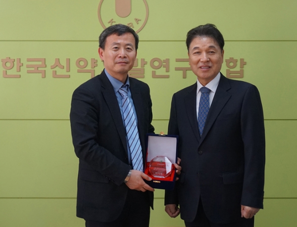 한국신약개발연구조합 여재천 사무국장(왼쪽)과 김동연 이사장(오른쪽)