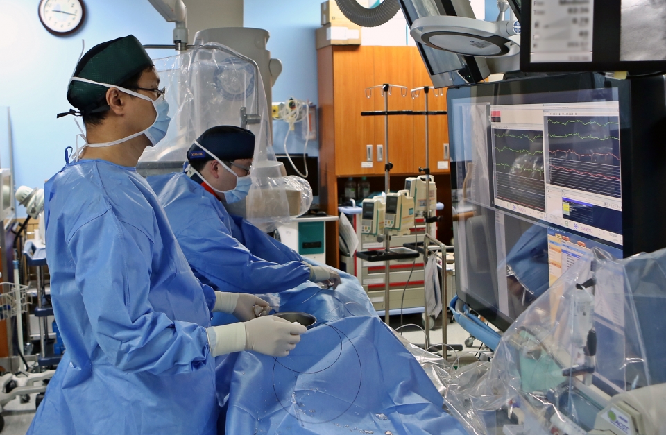 한 대학병원에서 심근경색으로 병원을 찾은 환자에게 관상동맥조영술을 시행하고 있다.