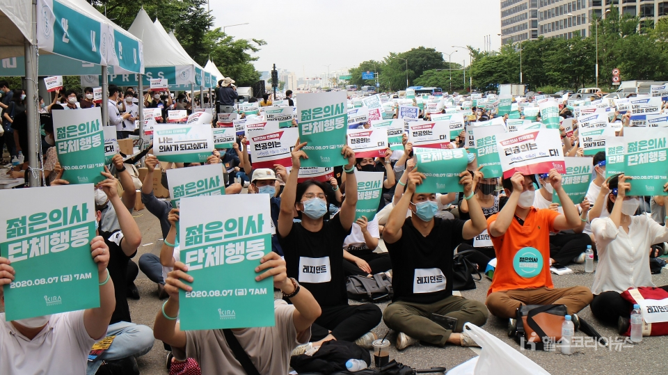 전국수련병원의 전공의들이 지난 7일 서울 여의도에서 정부의 의료정책에 항의하는 집회를 갖고 있다.