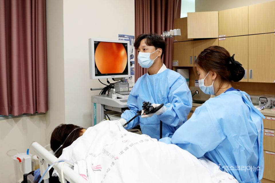 한림대동탄성심병원 소화기내과 박세우 교수가 내시경 초음파 수술을 집도하고 있다.