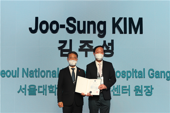 서울대병원 강남센터 김주성 원장이 박능후 복지부 장관으로부터 표창을 수여받고 있다.