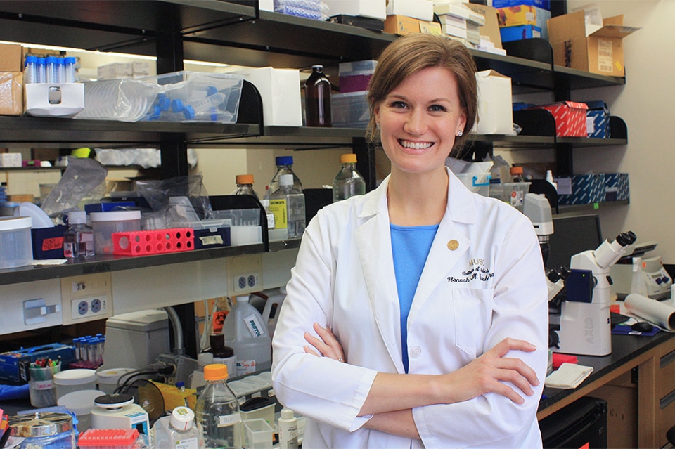 사우스캐롤라이나대학교 의과대학 홀링스 암센터 한나 노켈만(Hannah Knochelmann) 연구원 은 암환자들이 광범위하게 접근할 수 있게 해주는 T세포 치료법을 가속화하는 방법을 발견했다.