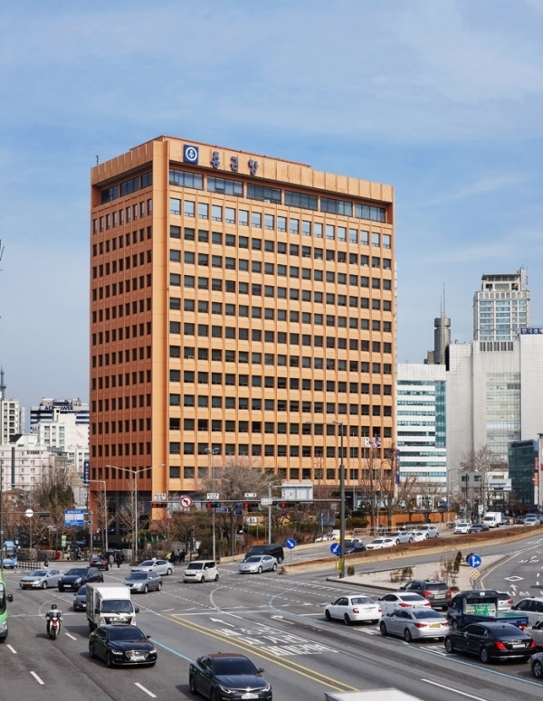 ソウルにある 鍾根堂 本社 ビル。