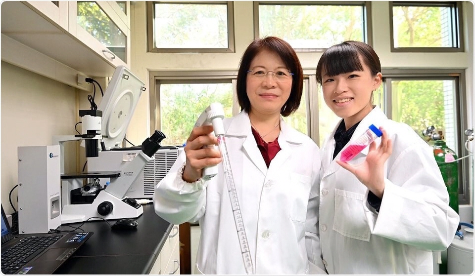 台湾清華大学分子細胞生物学研究所の王文清教授(Wang Wen-ching、左)の研究チーム。(写真=清華大学提供)