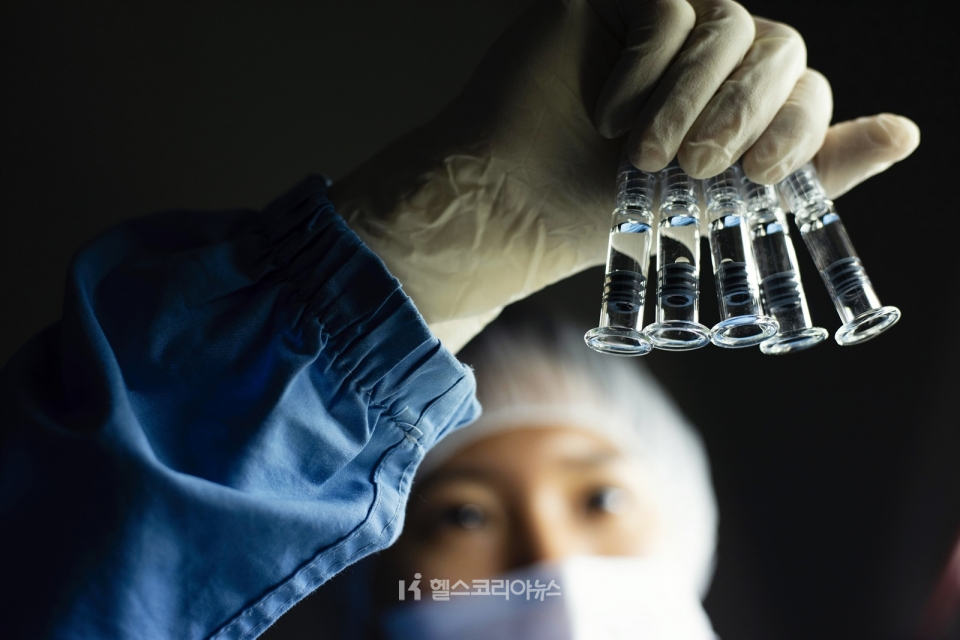 SKバイオサイエンス研究員がワクチン開発のための研究を進めている。