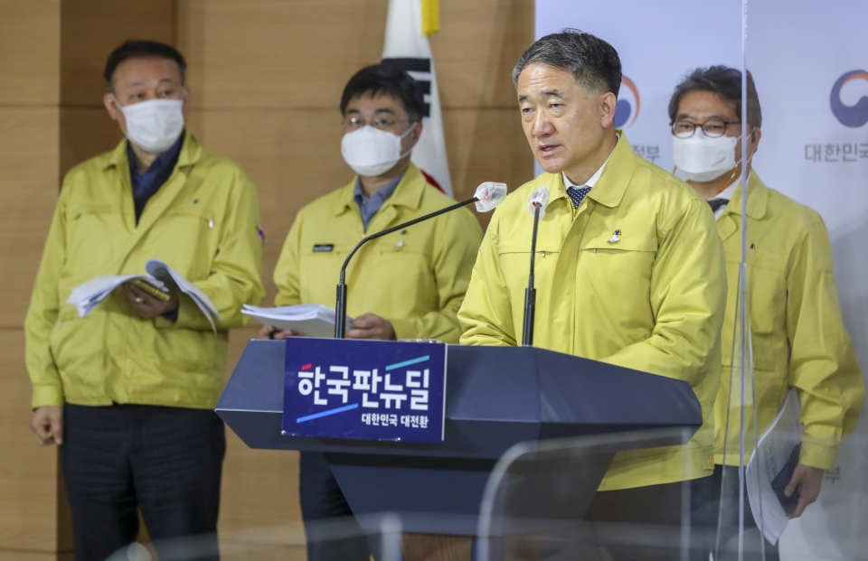 박능후 보건복지부 장관이 13일 코로나19 발생 현황을 브리핑하고 있다.