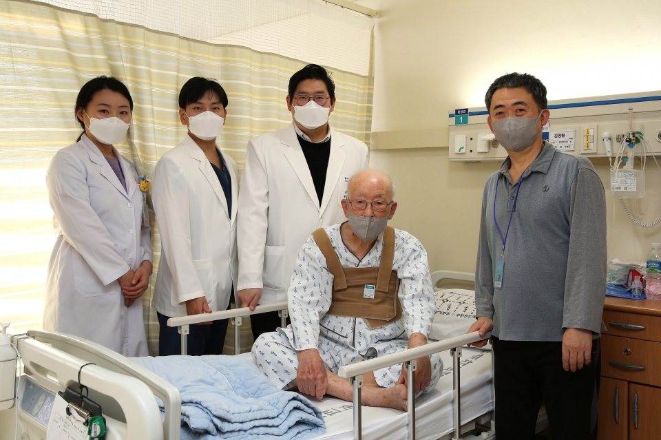 100세의 나이로 폐암 수술을 받은 김영원 할아버지가 중앙대병원 암센터 박병준 교수(뒷줄 맨 오른쪽)팀 및 보호자(앞줄 맨 오른쪽)와 기념촬영을 하고 있다.