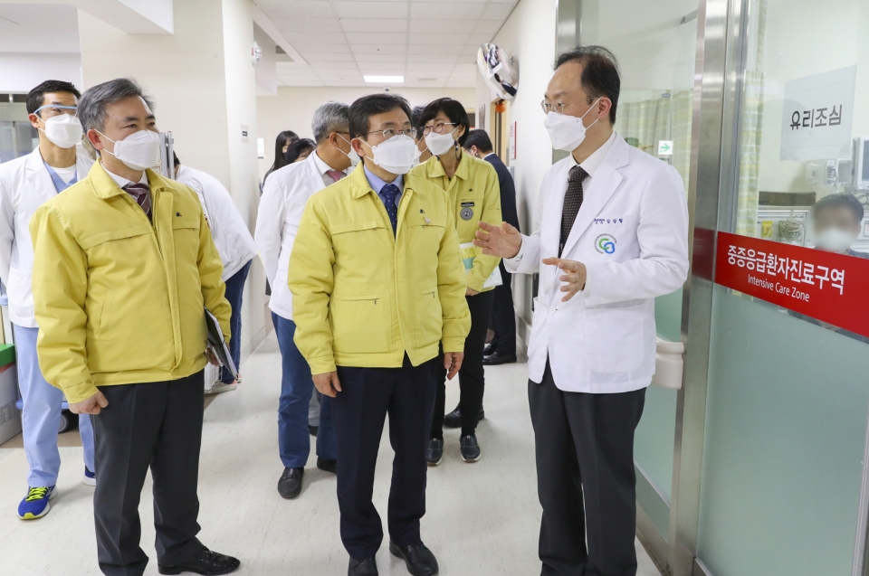 권덕철 복지부 장관이 2일 코로나19 백신 예방접종 현장을 방문하고 있다.
