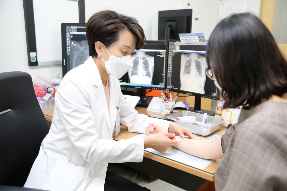 중앙대병원 호흡기알레르기내과 정재우 교수 약물알레르기피부반응검사를 하고 있다.