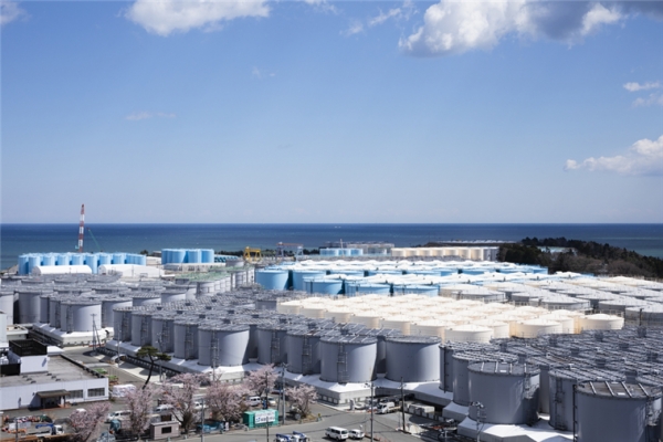 후쿠시마 원전 부지 내 마련한 방사능 오염수 저장 탱크. 오염수 저장탱크는 내년 10월께 포화상태에 도달한다. (출처: 도쿄전력)