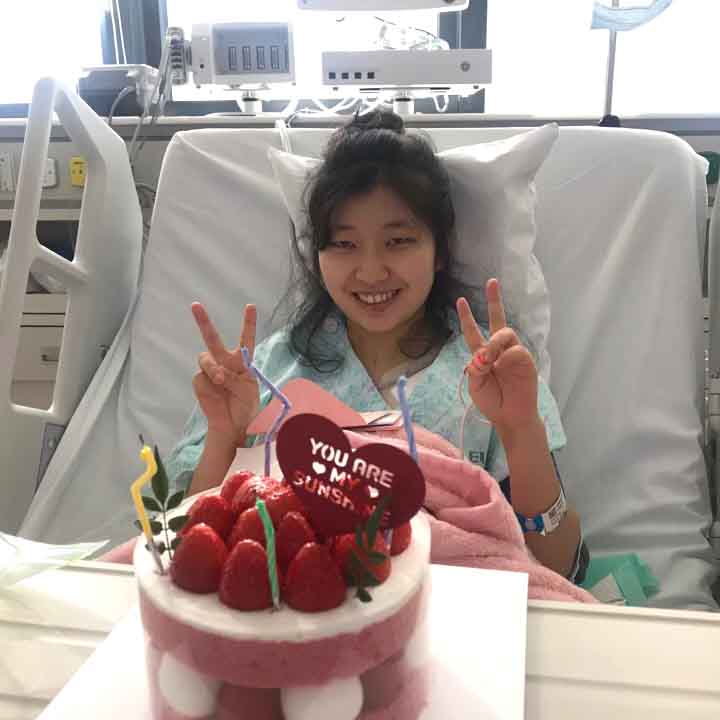 지난 2월 14일, 이대서울병원 심장중환자실에서 의료진이 열어준 생일 파티에서 희선씨가 환하게 웃어보이고 있다. 이날은 마침 발렌타인 데이였다.