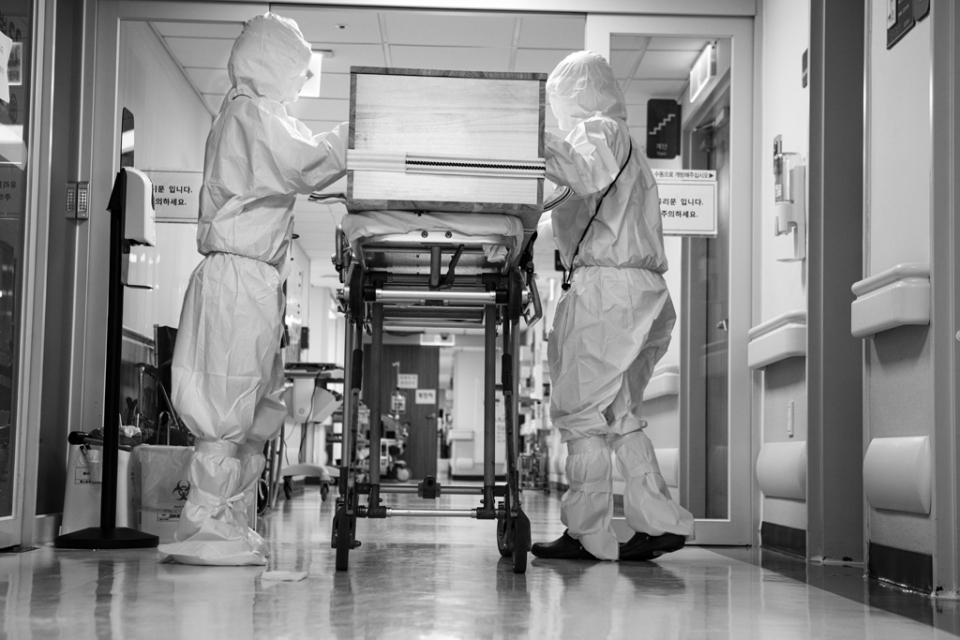 “살려야 한다” ... 사진은 세브란스병원 코로나19 감염병 치료 현장에서 안타까운 사망자가 발생, 관으로 옮져지는 모습. [사진=박기호 작가]