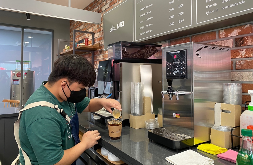 장애인 근로자가 '생명누리’ 카페에서 음료를 제조하고 있다