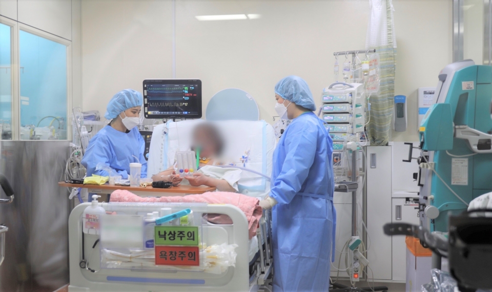 한림대학교성심병원이 지난달 21일 국내 최초, 세계에서 9번째로 ‘코로나19’ 중증 환자의 폐이식 수술에 성공했다. 사진은 수술에 성공한 50대 여성 환자와 의료진