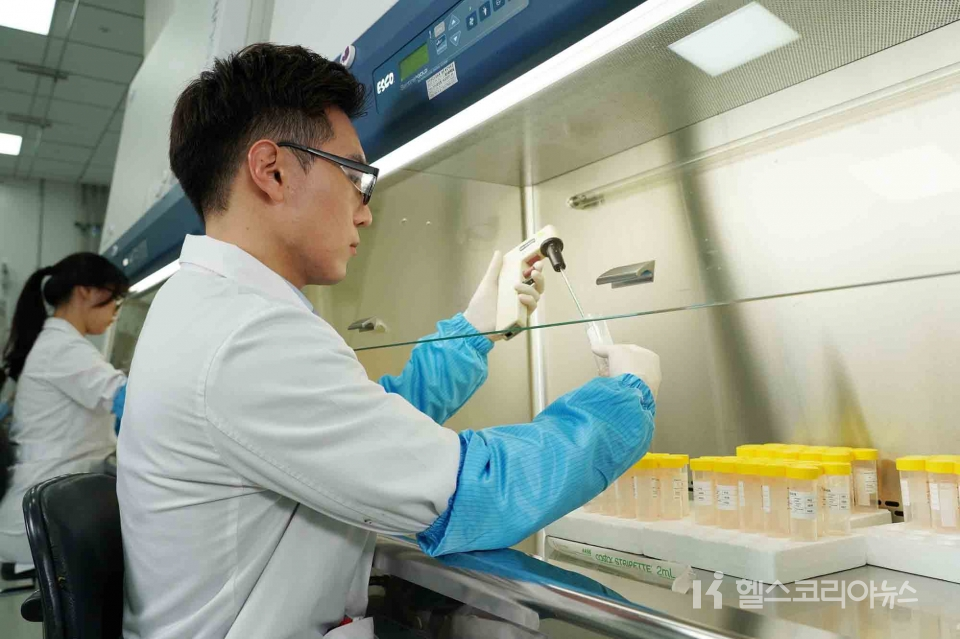 삼성바이오에피스 연구원들이 바이오의약품 연구개발에 몰두하고 있다.