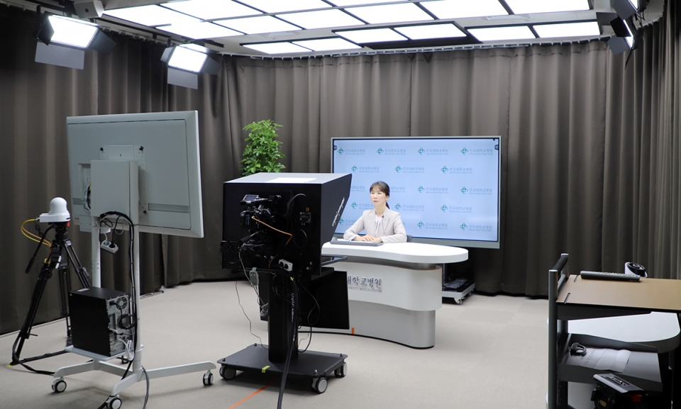 건국대학교병원 Studio K에서 교육용 영상을 제작하고 있다.