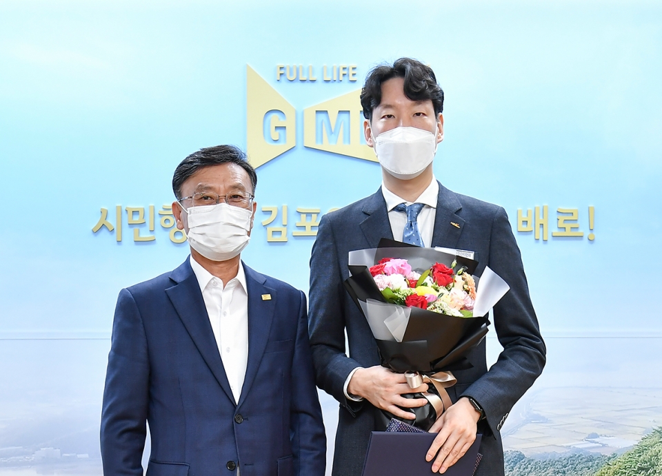한국건강관리협회 서울서부지부 소속 김건우 팀장이 제22회 사회복지의 날을 맞아 보건복지부장관 표창을 받고 있다.
