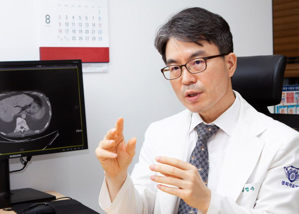 경희대병원·후마니타스암병원 김범수 교수로부터 간암의 특징과 치료법 등을 설명하고 있다.