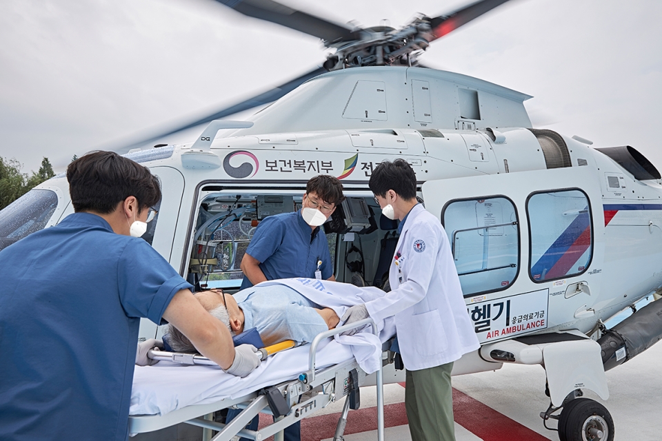 첨단의료장비를 갖춘 ‘하늘의 응급실’로 불리는 원광대병원 닥터헬기가 응급환자 이송을 하고 있다.