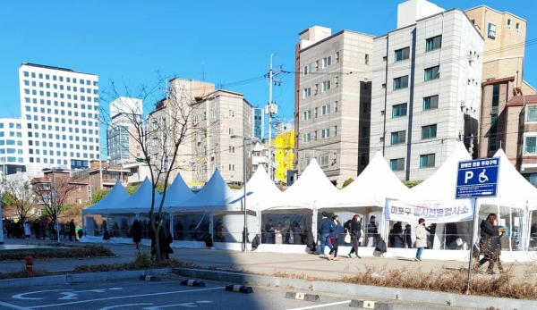 4일 오전 9시경 서울 마포구 한 선별진소에 코로나19 검사를 받으려는 시민들 수십명이 차례를 기다리고 있다. [사진=정민우] (2021-12-04)