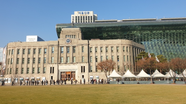 8일 오후 서울시청 앞 임시 선별검사소에 코로나19 PCR 검사를 받으려는 시민들이 줄지어 서있다. [사진=정민우] (2021-12-08)