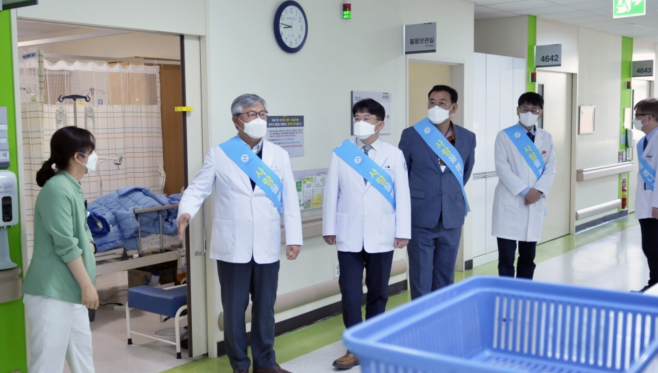 전북대병원이 신년을 맞아 환자중심 병원문화 정착을 위한 ‘봄 케어’ 인사캠페인 2기 활동에 돌입했다. [사진=전북대병원 제공]