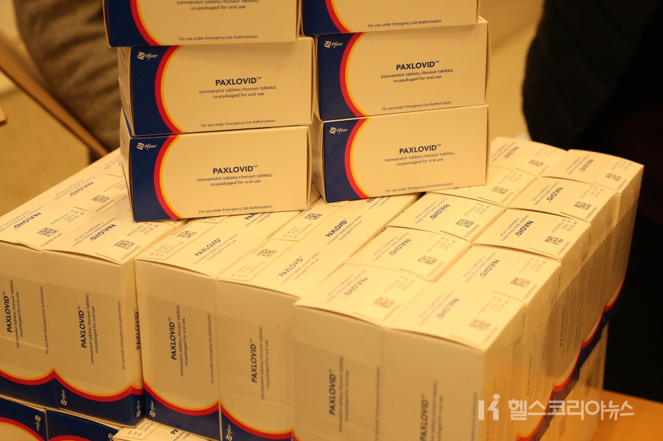 14일 생활치료센터에 공급된 화이자의 경구용(먹는) 코로나19 치료제 '팍스로비드' [사진=보건복지부 제공]