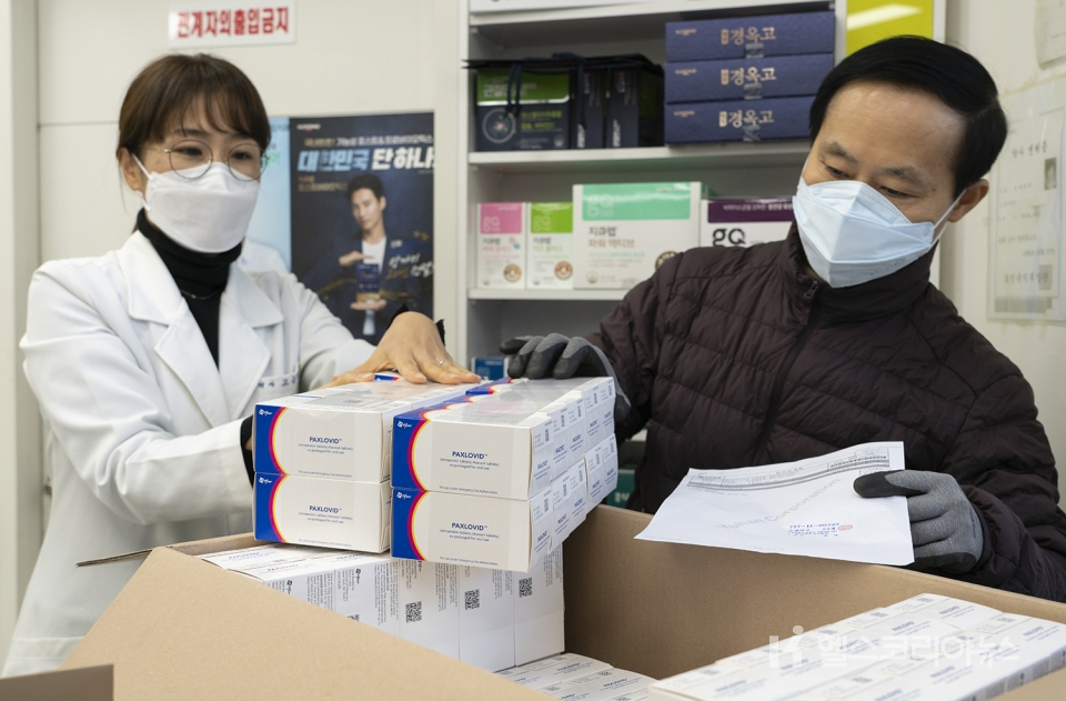 ファイザー社の 食べるコロナ19治療剤「パクスロビド」が今年1月14日、韓国で初めて薬局に供給されている。