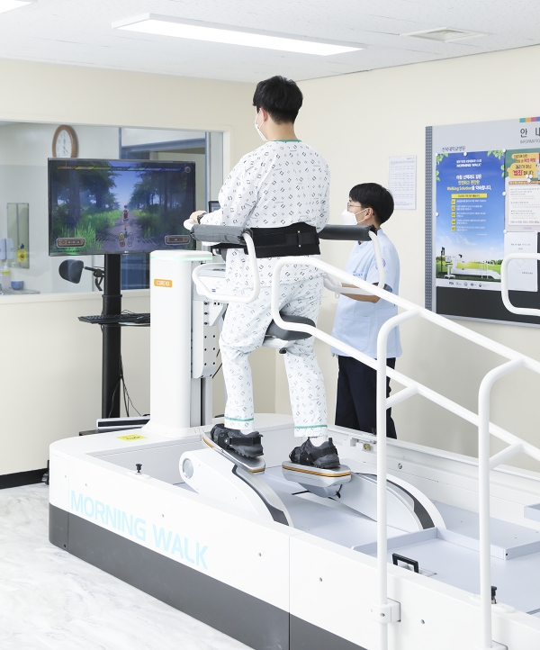 전북대학교병원은 선별된 뇌졸중환자를 대상으로 보행재활로봇치료에 건강보험 급여 적용이 가능하다고 18일 밝혔다. [사진=전북대병원 제공]