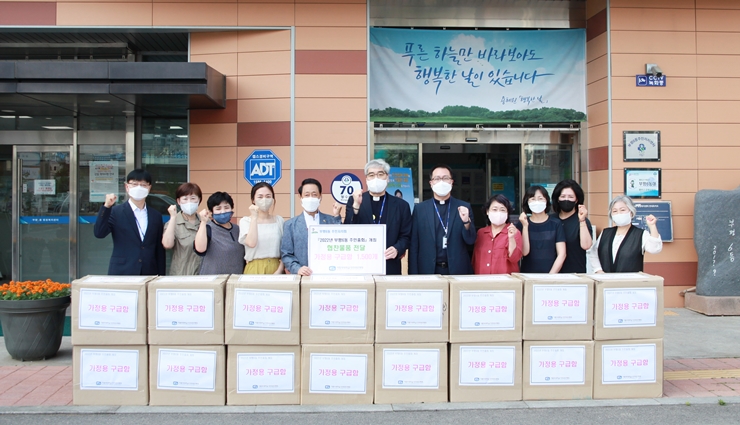 인천성모병원이 21일 부평6동 주민자치회에 가정용 구급함 1500개를 전달했다. [사진=인천성모병원 제공]