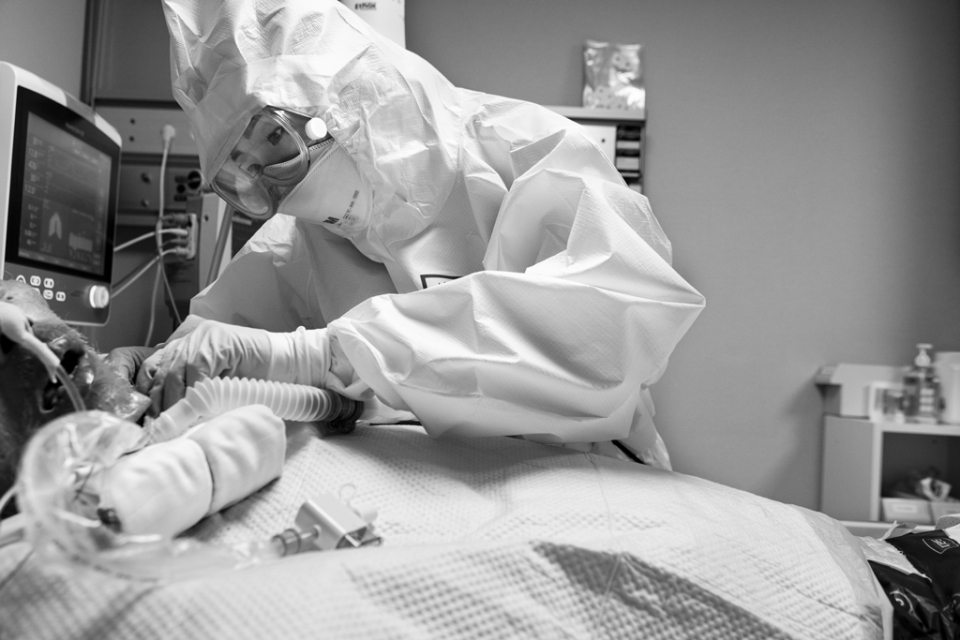 연세대 세브란스병원 의료진이 코로나 환자를 살리기 위해 사투를 벌이고 있는 모습.