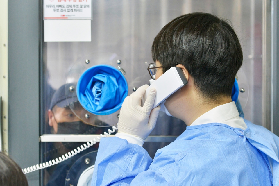 에이치플러스 양지병원  워크스루선별진료소에서 한 시민이 진료와 신속항원검사를 받고 있다. [사진=H+양지병원 제공]