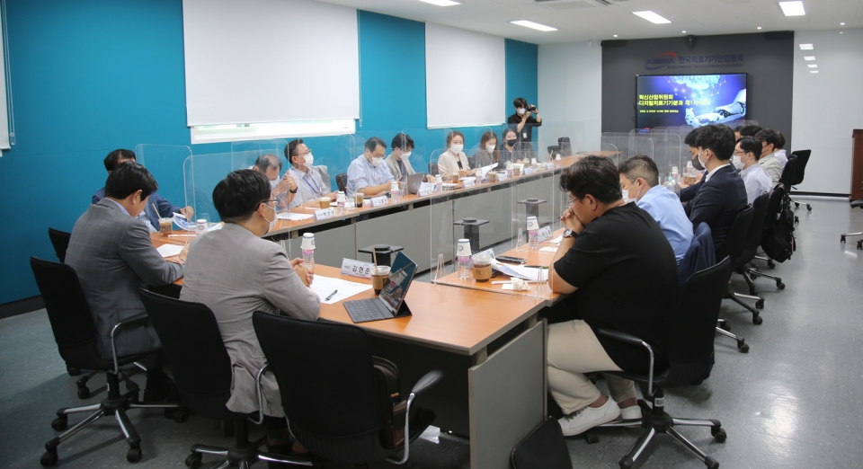 한국의료기기산업협회 혁신산업위원회(위원장 김현준)가 10일 디지털치료기기 분과 1차회의를 진행하고 있다.