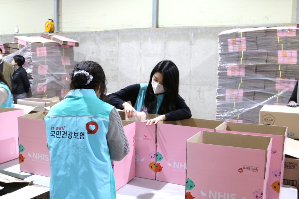 건이강이 핑크날개 상자 후원을 위해 제작한 보건위생용품 2000박스를 강원지역 저소득 가정 여성청소년에게 전달했다. [사진=국민건강보험공단 제공]