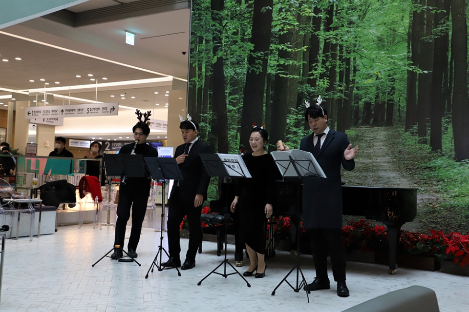 건국대병원이 성탄절을 맞아 15일 음악회를 개최했다. [사진=건국대병원 제공]