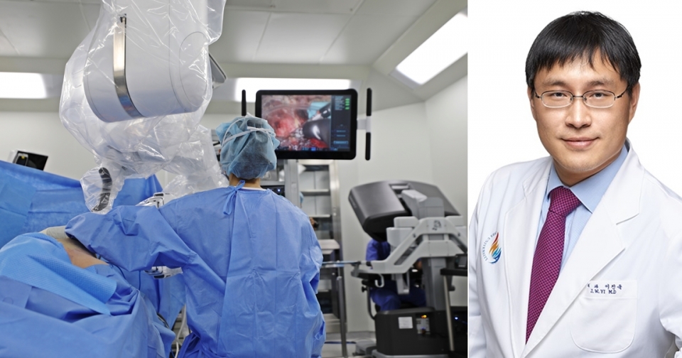 22일 오후 인하대병원 로봇수술센터에서 외과 이진욱 교수(오른쪽 끝)가 다빈치 로봇 콘솔에 앉아 세계 최초 단일공 로봇 갑상샘암 수술(SPRA)을 집도하고 있다. [사진=인하대병원 제공] 