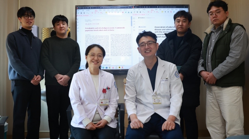 전북대병원 김종승 교수 연구팀이 치주염과 원형탈모증, 편도질환과 백반증의 영향관계를 밝혀냈다.