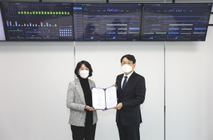 (왼쪽부터) 한국건강관리협회 정보지원실 고복희 정보지원실장, 엑셈 윤인욱 상무이사