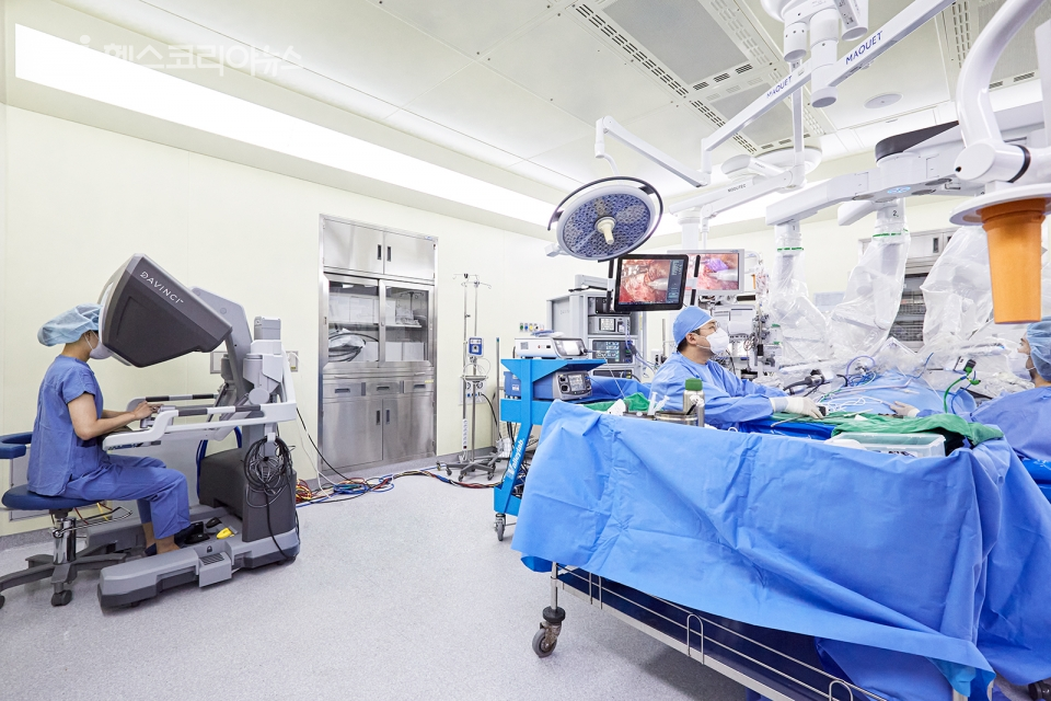 중앙대학교병원 갑상선센터 송라영 갑상선내분비외과 교수(왼쪽)가 갑상선암 로봇수술을 시행하고 있다.