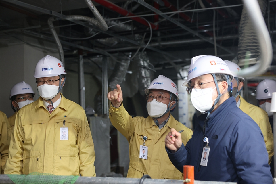 정승용 보라매병원장(가운데)이 2월 21일 병원 내·외부 공사현장을 찾아 안전 관리 실태를 점검했다.