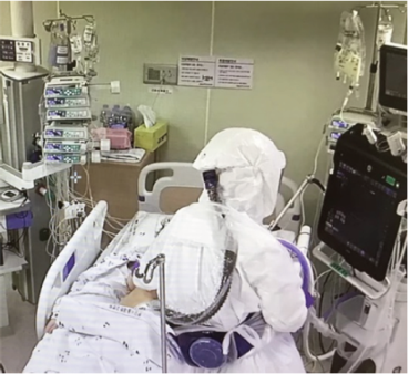 의료진이 음압병동에 있는 환자에게 폐 초음파를 수행하고 있는 모습