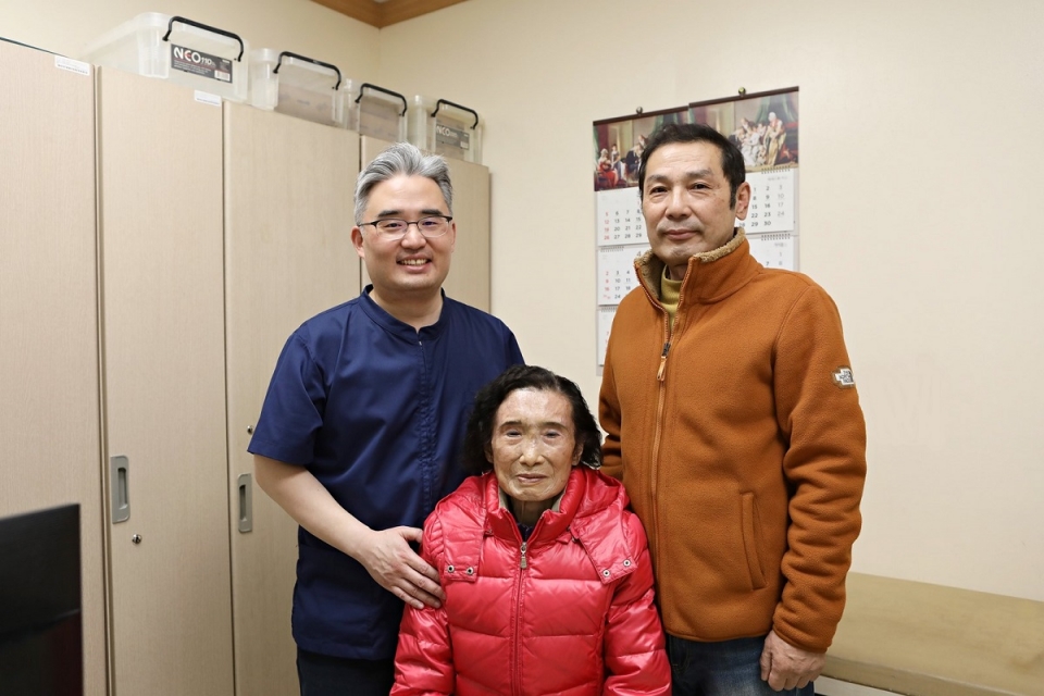 (왼쪽부터) 한림대성심병원 순환기내과 고윤석 교수, 마이트라클립 시술과 타비 시술을 받은 환자