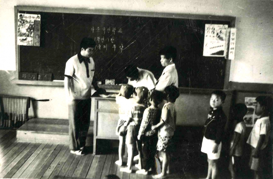 영양실조에 기생충까지 기승을 부렸던 1970년대 한 국민학교(현 초등학교)에서 학생들에게 구충제를 나눠주고 있다. [사진: 한국건강관리협회]
