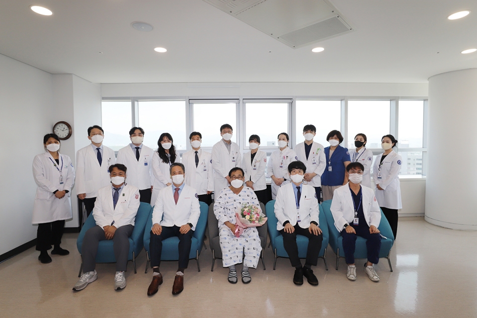 신장이식 1500번째 환자의 퇴원을 축하하는 계명대 동산병원 장기이식팀