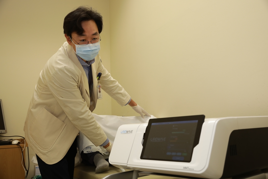 서울성모병원 비뇨의학과 배웅진 교수가 만성전립선염 환자를 저강도 체외충격파로 치료하고 있다.