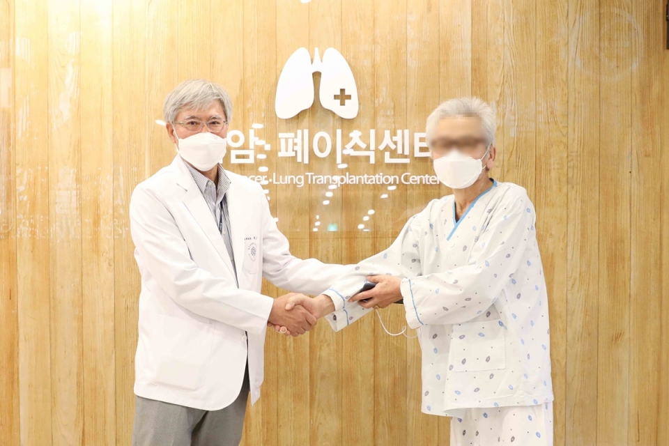 명지병원 백효채 교수(왼쪽)가 명지병원 첫 번째 폐이식 환자와 퇴원 기념 촬영을 하고 있다.