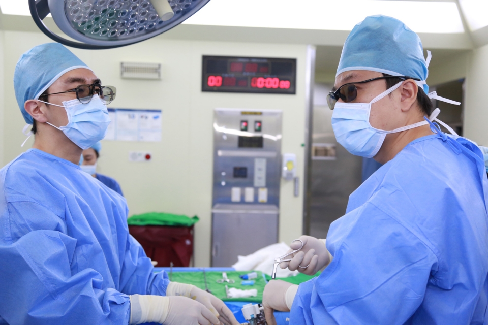 중앙대병원 외과 비만대사수술클리닉 김종원 교수(오른쪽) 비만수술을 진행하고 있다.