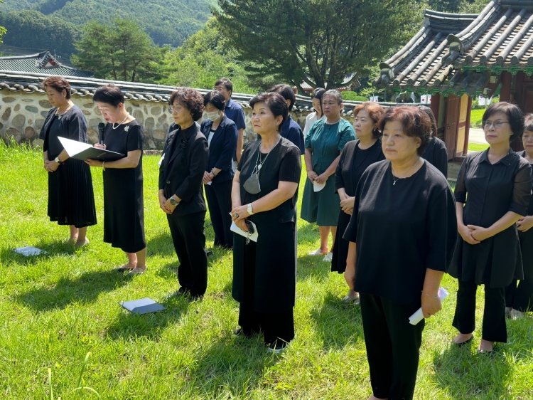 독립운동가 박자혜(朴慈惠) 간호사의 추모식이 제78주년 광복절을 맞은 15일 충북 청주시 상당구 낭성면 묘역에서 열리고 있다.